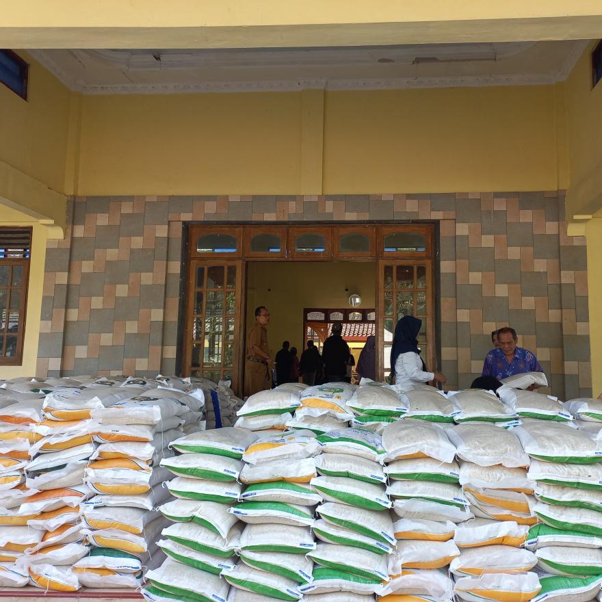 PENYALURAN BANTUAN PANGAN 2025 KALURAHAN JATIREJO